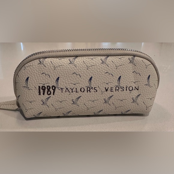 Taylor Swift 1989 (Taylor’s Version) Cream Sunglasses and Case - Picture 3 of 5